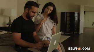 Slutty ត្រូវដ្តីធំមួយផ្អៀងទៅសន្ធឹង pussy របស់នាង