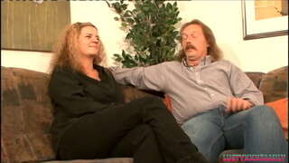 Развратная милфа с огромными сиськами трахается со своим шурином, позволяя ему кончить на ее большие груди