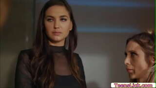 Шарлотт Stokely түүний хэрэгцээг хангаж, тэр ч байтугай туслах Сильвия Saige