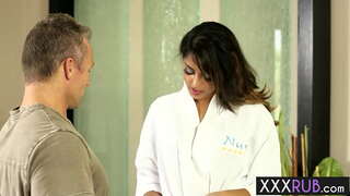 ���ງໄຫ້ Sophia ກໍຄຸເຂົ່າລົງແລະກືນກິນແລ່ນຫຼັງຈາກທີ່ນວດ