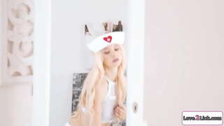 ���ัวนมเล็กน้องผมบลอนด์แต่งตัวเป็นพยาบาลสำหรับ roleplay.เธอต้องสนใจของเธอ busty gf และ licks และนิ้วมือของเธอน้าตัวเมียเธอ facesits ของเธอเป็น shes rimmed