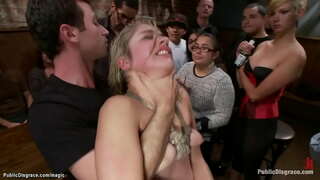 Светловолосая gospođa Лорелей Li stavlja plavuša s gagged u ustima na koljena i udari joj drži pred publikom u javnom mjestu, nakon čega je James Dean i stranac jeben joj