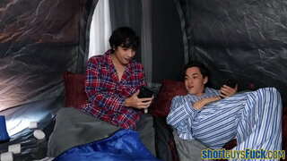 Грудастая пума трахается менен коротышками нарын трио, азырынча кончает