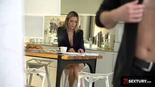 רומני מותק אוהבת Assfucking להתחיל את היום שלה