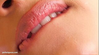 Lena se sama sa masturbira sa prstima i dildo na Daj Mi Pink Lena se sama sa masturbira sa prstima i dildo na Daj Mi Pink