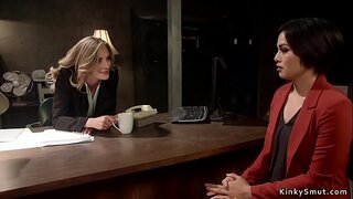 Blonde lesbisk anal fucks brunette nestleder offiser med stropp på kuk Blonde lesbisk anal fucks brunette nestleder offiser med stropp på kuk