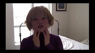 Muhé ta pone riba un muhé di maskarada jega ku un restorá