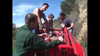 Ukaidi nyeusi floozie Kelly Starr na kubwa knockers anafurahia wakati nne horny wenzake poked yake katika wake wote fucking mashimo