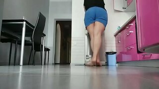 Neny milalao eo an-dakozia. Tena taitaitra be sy mando ny pussy