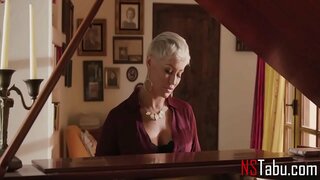 Айым үйүндө ойнойт, качан күйөөсү жок, үй - Райан Кили, Джина Валентина