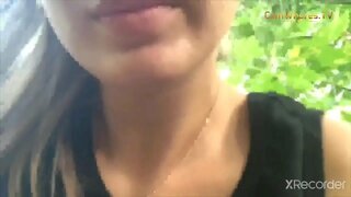 žene ukusno je graba tocandose u javnosti