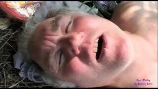 Các con điếm thấy hai người đàn ông làm tình trong vùng nông thôn mở và tham gia với họ